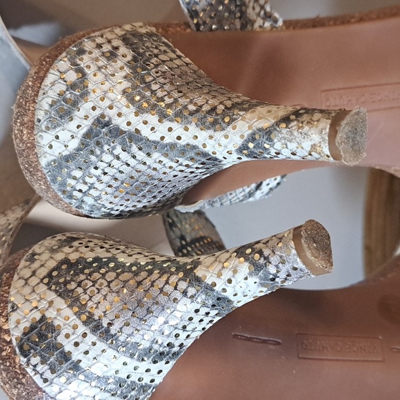 Vince Camuto Olinsa Natural Gold Metallic Snake Leather Cork Trimmed Sandal 8.5 - Picture 8 of 9